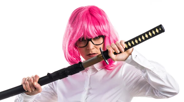 Mädchen mit rosa Haaren hält eine Katana — Stockfoto