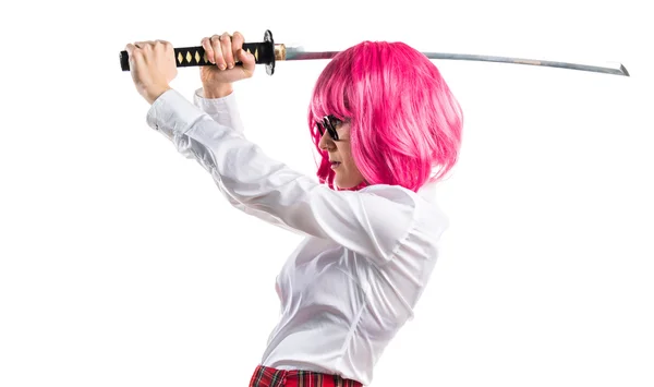 Menina com cabelo rosa segurando uma katana — Fotografia de Stock