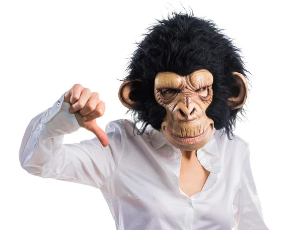 Dziewczyna z maską małpa robi zły sygnał — Zdjęcie stockowe