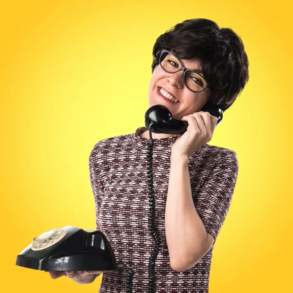 Menina com olhar vintage falando com o telefone vintage — Fotografia de Stock