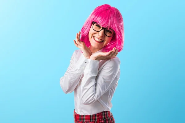 Девушка с розовыми волосами — стоковое фото