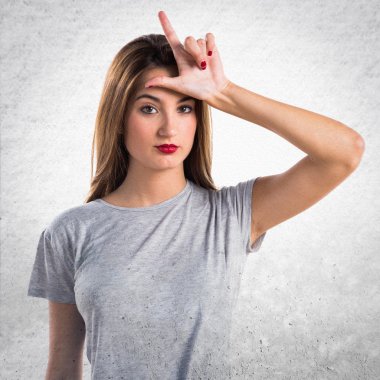 Kız aptal jest yapıyor