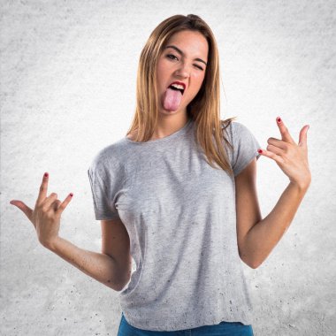 Genç kız boynuz jest yapma