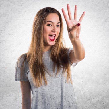 Genç kız dört sayma