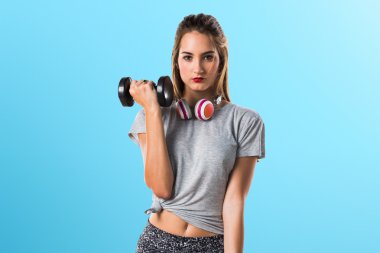 genç kadın halter yapıyorum