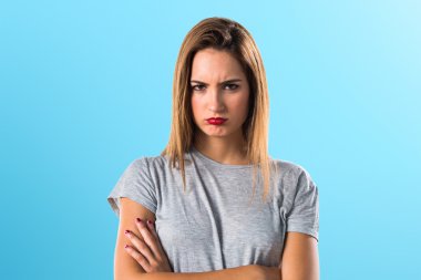 Gri gömlek güzel sarışın kadınla