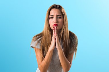 Gri gömlek güzel sarışın kadınla