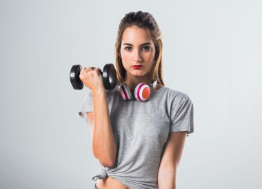 genç kadın halter yapıyorum