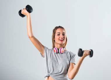 genç kadın halter yapıyorum