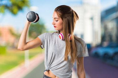 genç kadın halter yapıyorum