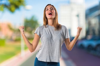 Gri gömlek güzel sarışın kadınla