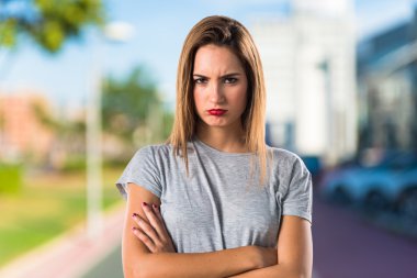 Gri gömlek güzel sarışın kadınla