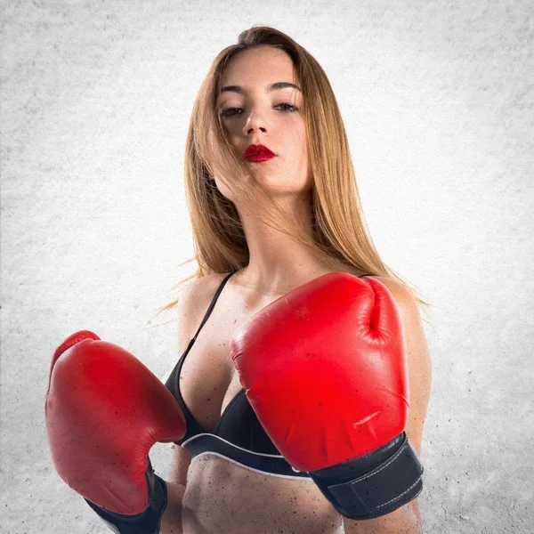 Menina adolescente com luvas de boxe — Fotografia de Stock