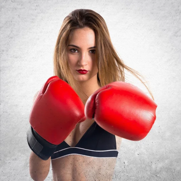Teenager Mädchen mit Boxhandschuhen — Stockfoto
