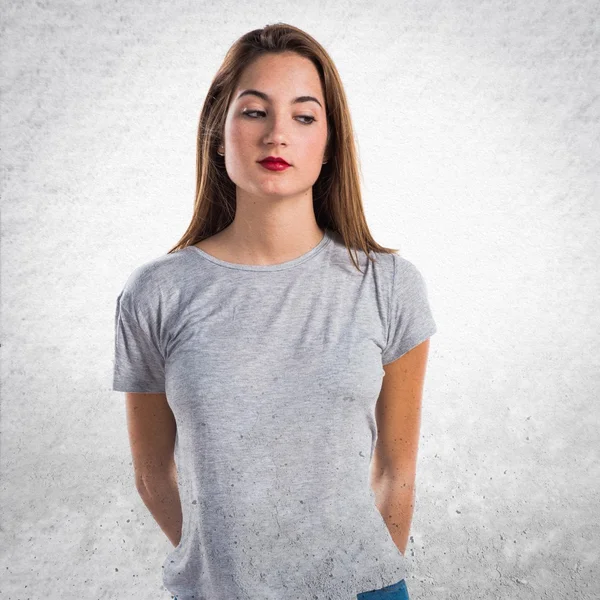 Szép szőke nő szürke shirt — Stock Fotó