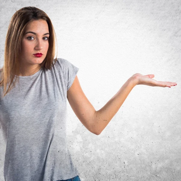 Junges Mädchen macht unwichtige Geste — Stockfoto