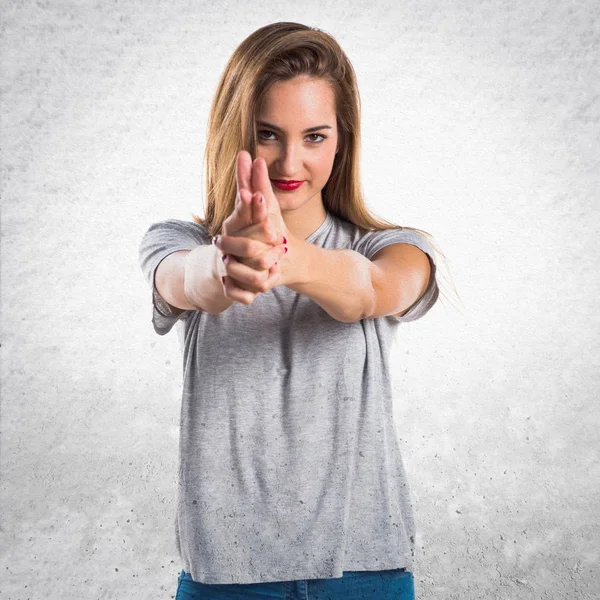 Genç kız silahı jest yapma — Stok fotoğraf