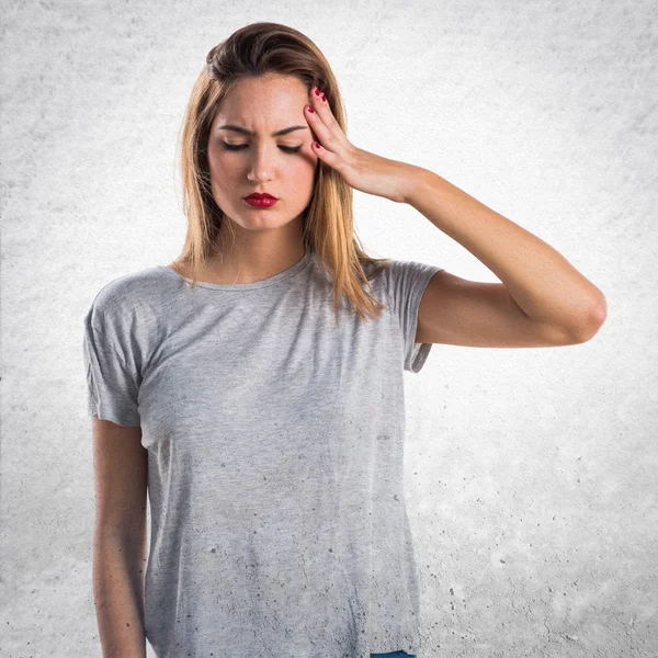 Pretty blonde woman with grey shirt — ストック写真