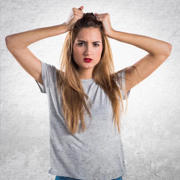 Gri gömlek güzel sarışın kadınla