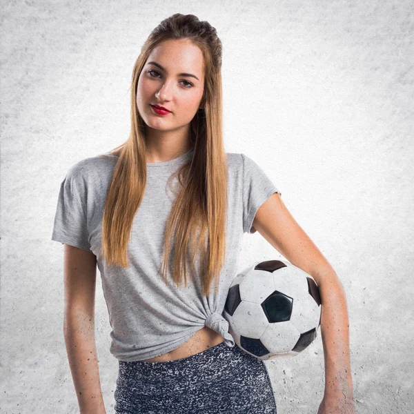Nő játékosnál egy futball-labda — Stock Fotó