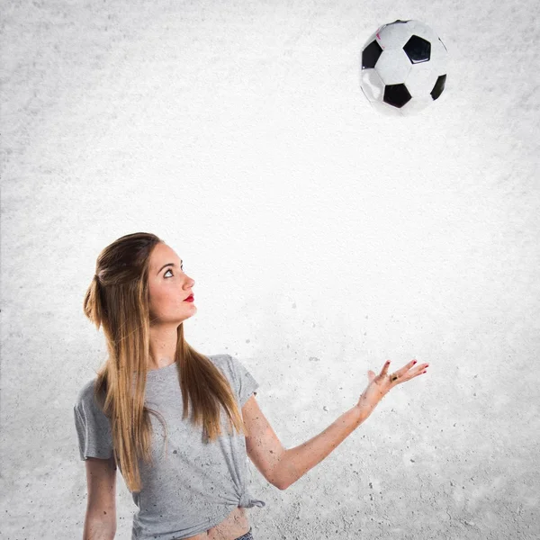 Nő játékosnál egy futball-labda — Stock Fotó