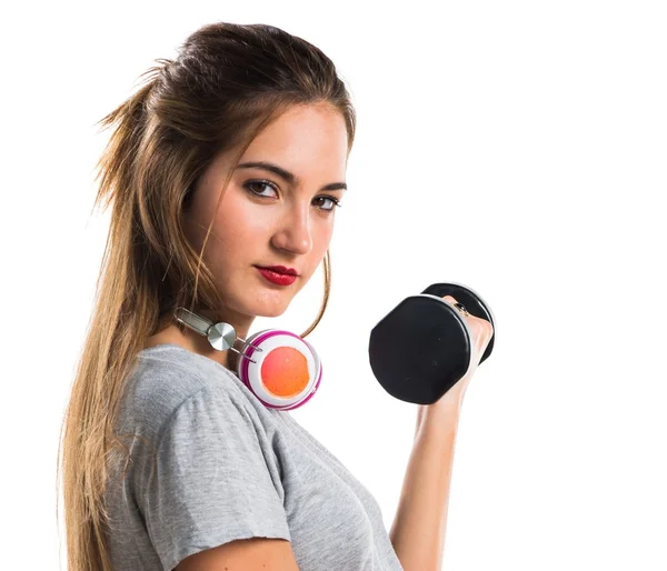 Junge Frau beim Gewichtheben — Stockfoto