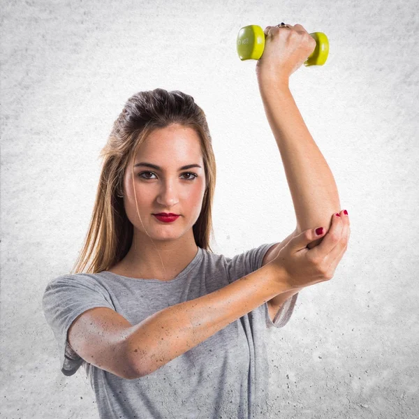 Молодая женщина занимается тяжелой атлетикой — стоковое фото