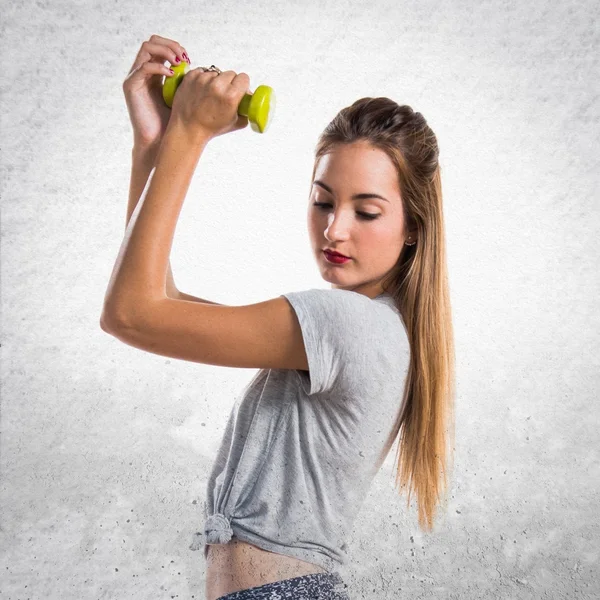 Молода жінка займається важкою атлетикою — стокове фото