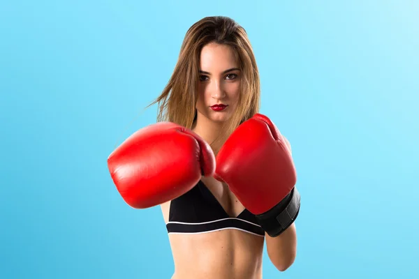 Chica adolescente con guantes de boxeo — Foto de Stock