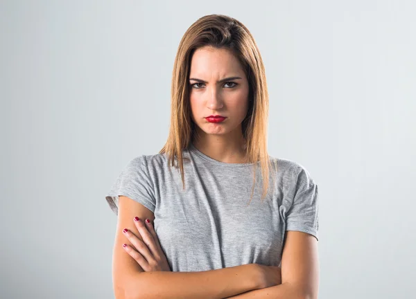 Hübsche blonde Frau mit grauem Hemd — Stockfoto