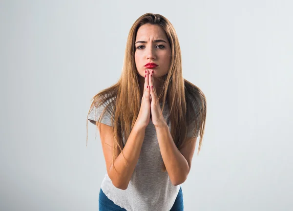 Bella donna bionda con camicia grigia — Foto Stock