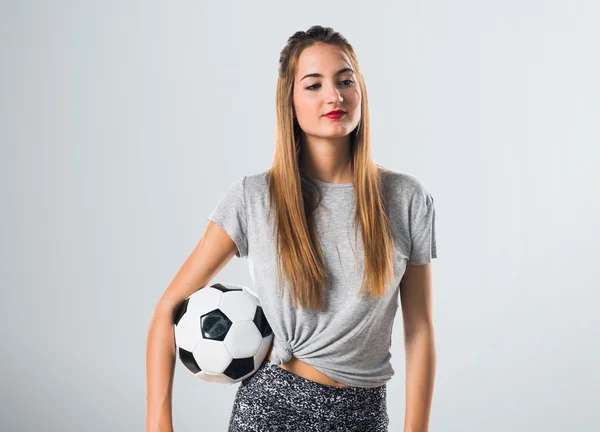 サッカー ボールを保持している女性プレイヤー — ストック写真