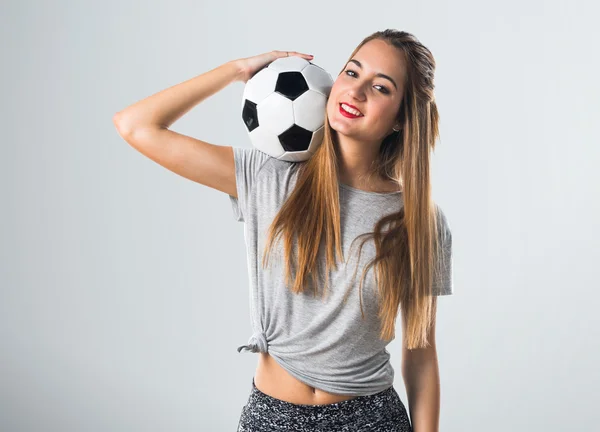 Giocatrice che tiene un pallone da calcio — Foto Stock