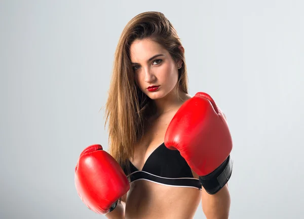 Menina adolescente com luvas de boxe — Fotografia de Stock