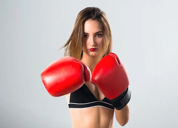 Tini lány, boksz-kesztyűket — Stock Fotó