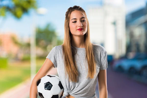 Παίκτης γυναίκα που έχει μια μπάλα ποδοσφαίρου — Φωτογραφία Αρχείου