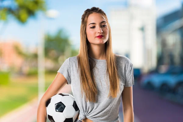 Giocatrice che tiene un pallone da calcio — Foto Stock