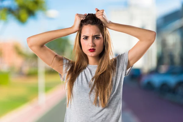 Mulher loira bonita com camisa cinza — Fotografia de Stock