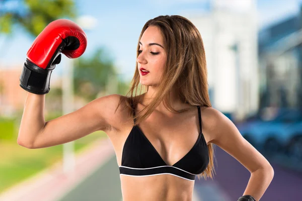 Chica adolescente con guantes de boxeo — Foto de Stock