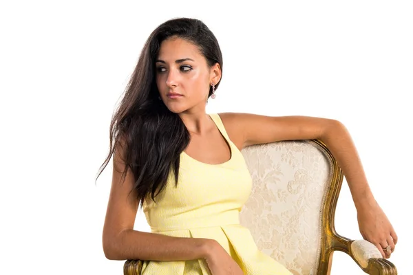 Jolie fille avec robe jaune sur fauteuil vintage — Photo