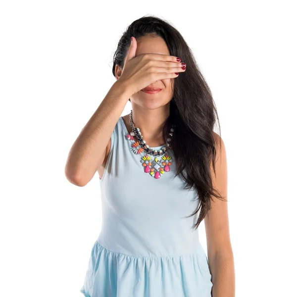 Молодая милая девушка закрывает глаза — стоковое фото