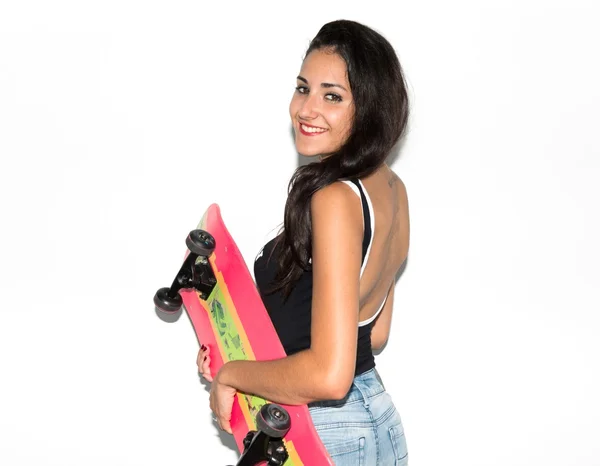 Νέοι χαριτωμένο κορίτσι με skate — Φωτογραφία Αρχείου