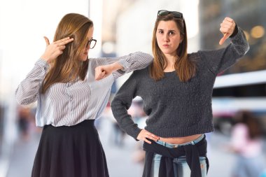 İkiz intihar jest ve kötüye işaret yapma