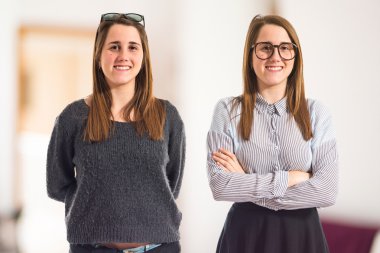 Ikiz kız kollarını ile geçti 