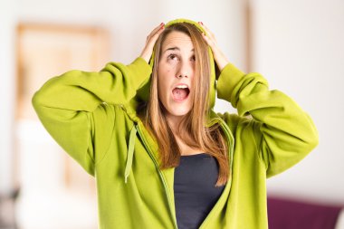 genç kız beyaz arka plan üzerinde sürpriz jest yapıyor 