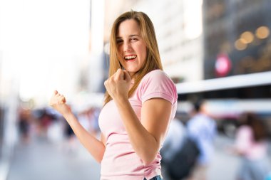 şanslı kız izole beyaz arka plan üzerinde