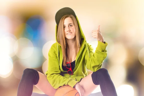 Досить молода дівчина в міському стилі зі скейтбордом — стокове фото