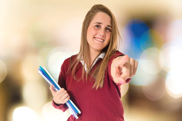 Student pekar på framsidan över vit bakgrund — Stockfoto