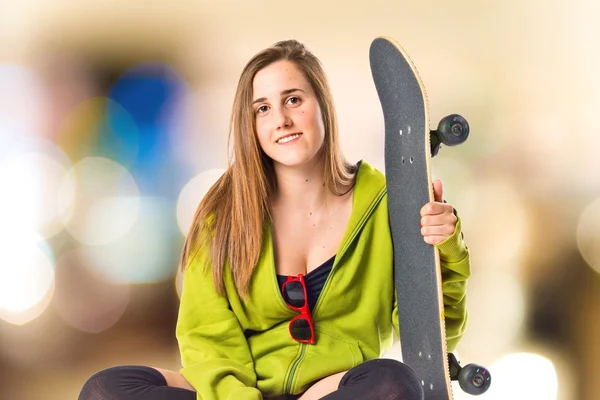 Bella ragazza che indossa stile urbano con skateboard — Foto Stock