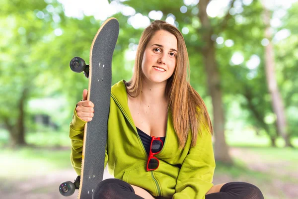 Pretty young girl wearing urban style with skateboard — Stock Photo, Image